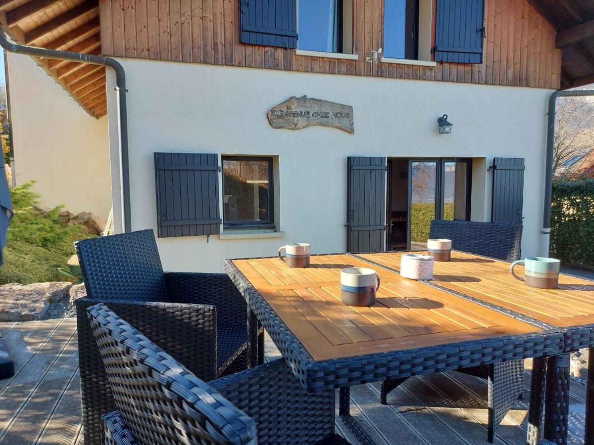 Casa vacanze Entre Et Montagne, Chaleureuse Maison 3 Pièces Avec Très Belle Vue D'annecy. Terrasse, Jardin, Parking, Cheminée, Barbecue ….