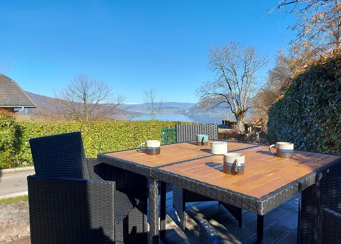 Entre Lac Et Montagne, Chaleureuse Maison 3 Pieces Avec Tres Belle Vue Lac D\'Annecy. Terrasse, Jardin, Parking, Cheminee, Barbecue ….