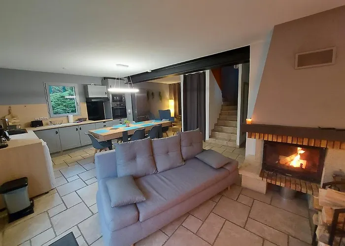 Entre Lac Et Montagne, Chaleureuse Maison 3 Pieces Avec Tres Belle Vue Lac D\'Annecy. Terrasse, Jardin, Parking, Cheminee, Barbecue ….